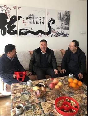 敦煌種業(yè)領(lǐng)導(dǎo)看望慰問公司老干部、老黨員及困難黨員職工